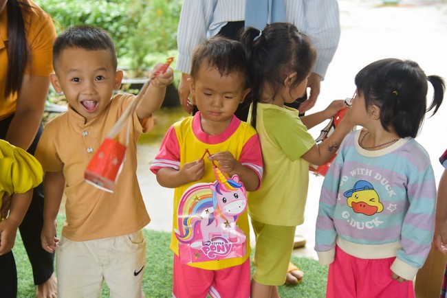 Ban Từ thiện: Tặng quà Trung Thu cho các em học sinh ở Đắk Som, Đăk Nông